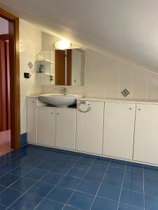 ein weißes Badezimmer mit einem Waschbecken und einem Spiegel in der Unterkunft Casa vacanze Bella Vista in Campomarino