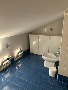 a bathroom with a toilet and a sink at Casa vacanze Bella Vista in Campomarino +4 photos