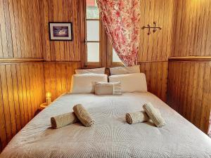 1 dormitorio con 1 cama con 2 almohadas en La Barbotine, maison normande au pied de la plage, en Villers-sur-Mer