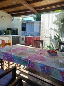 uma mesa numa cozinha com uma toalha de mesa colorida em Kaz Bory em Saint-Louis