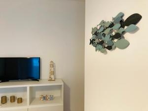 TV a/nebo společenská místnost v ubytování Appartamenti Laura