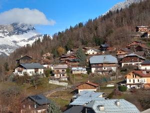 ein kleines Dorf in den Bergen mit Häusern in der Unterkunft Joli studio à St Gervais les bains in Saint-Gervais-les-Bains