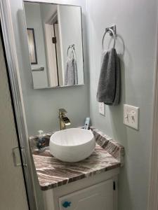 La salle de bains est pourvue d'un lavabo blanc sur un comptoir. dans l'établissement Matilda's at Ocean Forest Villas, à Myrtle Beach