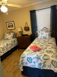 1 dormitorio con 2 camas y ventana en Matilda's at Ocean Forest Villas, en Myrtle Beach