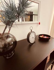 un reloj sentado en un mostrador con un tazón de dulces en Apartment Bella Vita en Zagreb