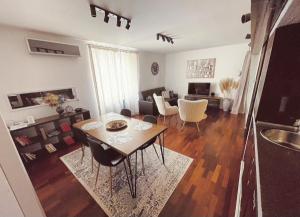 sala de estar con mesa y comedor en Apartment Bella Vita en Zagreb