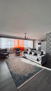 ein großes Wohnzimmer mit Sofa und Teppich in der Unterkunft ЖК «Caspyi Towers», 17-й микрорайон, 3 дом , 2 подъезд, 15 этаж , 114 кв. in Aqtau