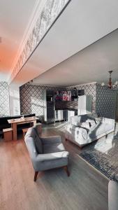 ein großes Wohnzimmer mit einem Bett und einem Sofa in der Unterkunft ЖК «Caspyi Towers», 17-й микрорайон, 3 дом , 2 подъезд, 15 этаж , 114 кв. in Aqtau