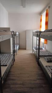 Zimmer mit mehreren Etagenbetten in einem Schlafsaal in der Unterkunft FanHostel European Championship 24 Cologne City Center in Köln