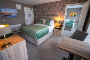 una camera con letto, tavolo e scrivania di Castle Varagh Hotel & Bar a Contea di Westmeath