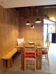 - une salle à manger avec une table et des chaises en bois dans l'établissement Il Nido, à Auronzo di Cadore
