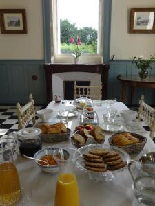 uma mesa com pão e outros alimentos em Château Saint Georges em Mauléon
