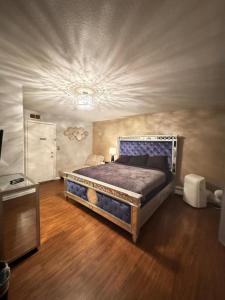 ミルウォーキーにあるRed Lotus Innのベッドルーム1室(大型ベッド1台付)