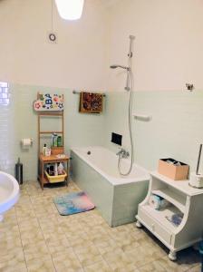 bagno con vasca e lavandino di La Casina in Paese a Montepulciano