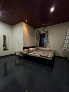 アリバグにあるSadhana Homestayの部屋の中に大きなベッドがある寝室