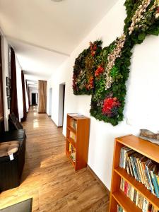 ein Wohnzimmer mit Blumen an der Wand in der Unterkunft Casa D'ANA in Geoagiu-Băi