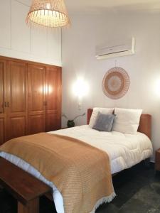 ein Schlafzimmer mit einem großen Bett und einem Ventilator in der Unterkunft Monte da Pechincha in Estremoz