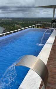 een groot blauw zwembad bovenop een gebouw bij Bugan Paiva/ Home stay in Recife