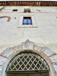 un edificio con una ventana encima en Country Loft in antico monastero, Capena - Roma, en Capena