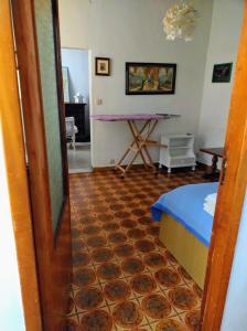 una camera con un letto e un tavolo di La Casina in Paese a Montepulciano