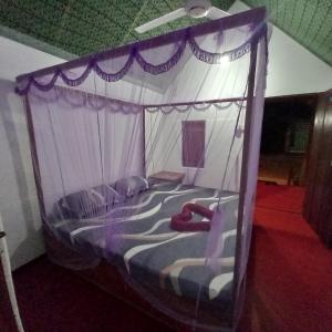 uma cama de dossel num quarto em Bamboo Bay em Arugam Bay