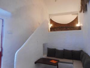 sala de estar con sofá y ventana en Lodge Monte Do Sobral, en Alcáçovas