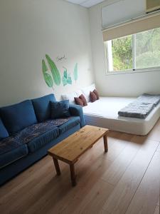 sala de estar con sofá y ventana en Taumi House, en Puli