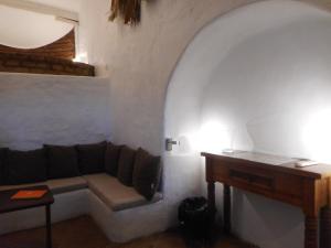 - un salon avec un canapé et une table dans l'établissement Lodge Monte Do Sobral, à Alcáçovas