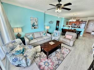 uma sala de estar com um sofá e uma mesa em Ocean Reef 1007 em Panama City Beach