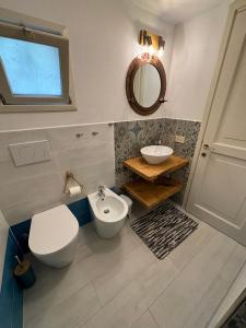 bagno con servizi igienici e lavandino di Mono 4 posti vista mare "Il Portolano" a Porto Azzurro