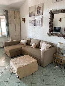 un soggiorno con divano e tavolo di Mono 4 posti vista mare "Il Portolano" a Porto Azzurro