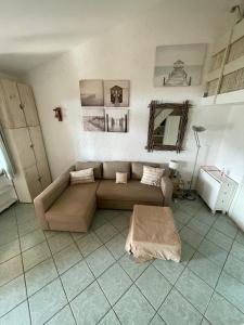 un soggiorno con divano e tavolo di Mono 4 posti vista mare "Il Portolano" a Porto Azzurro