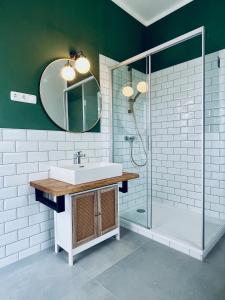 een badkamer met een wastafel en een douche bij Luxusapartment im Dichterviertel *Garten*Parkplatz*Wifi* in Erfurt
