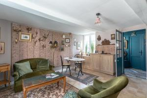 a living room with a couch and a table at Maison Jongkind - Garage privé 100 m - Sélection Journée du Patrimoine 2023 in Honfleur