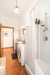 y baño con lavadora y ducha. en Casale Tra I Vigneti Vicino Roma, en Frascati