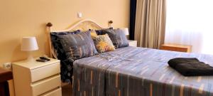 una camera da letto con un letto con un piumone blu di guesthouse emaly a Mindelo
