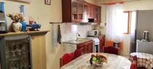 una cucina con un tavolo con una ciotola di frutta sopra di guesthouse emaly a Mindelo