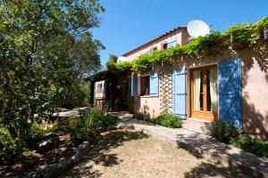 ein Haus mit Efeu an der Seite in der Unterkunft Villa CASA CALLISTA , confort et calme in Sainte-Lucie de Porto-Vecchio