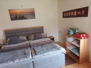 ein Schlafzimmer mit einem großen Bett und einem Bücherregal in der Unterkunft Greimblick in Sankt Peter am Kammersberg