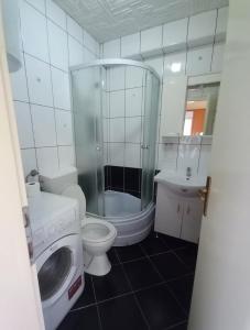 y baño con ducha, aseo y lavamanos. en 2A Apartments Bascarsija, en Sarajevo