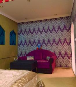 sala de estar con sofá púrpura y cama en 2A Apartments Bascarsija, en Sarajevo