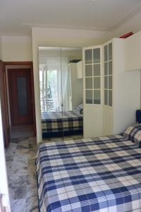 - une chambre avec 2 lits et un miroir dans l'établissement Mare Foce e Centro, à Sanremo