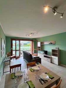 uma cozinha e sala de estar com mesa e cadeiras em Angelina House Cisano em Cisano Bergamasco
