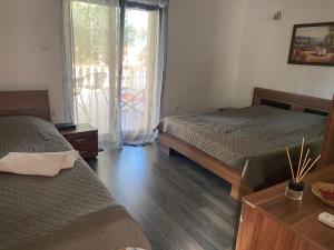 Tempat tidur dalam kamar di Apartments Arina