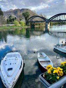 dois barcos estão ancorados num rio com uma ponte em Angelina House Cisano em Cisano Bergamasco