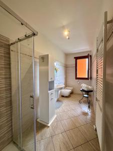 La salle de bains est pourvue d'une douche, de toilettes et d'un lavabo. dans l'établissement Angelina House Cisano, à Cisano Bergamasco