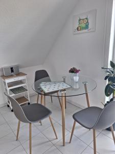 Ein Sitzbereich in der Unterkunft Ferienwohnung An der Karlskuppe