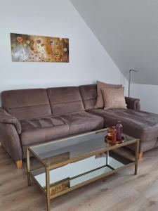 Ein Sitzbereich in der Unterkunft Ferienwohnung An der Karlskuppe