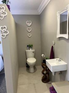 ein Badezimmer mit einem weißen WC und einem Waschbecken in der Unterkunft Stellies Accommodation - Room 2 in Keetmanshoop