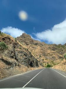 uma estrada vazia nas montanhas num dia claro em Casa 10 Ilhas em Assomada